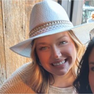 Meet your Posher, Hallie